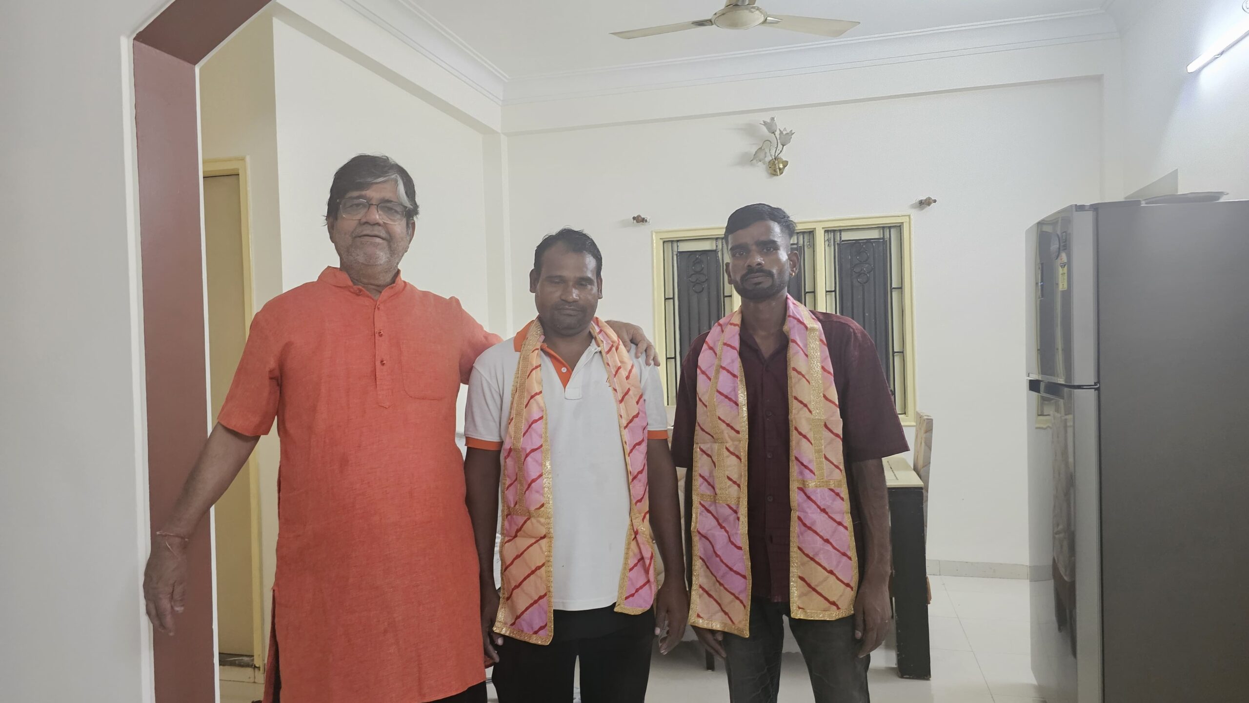 कृष्णा गुरुजी ने घर की पुताई का कार्य पूरा करने वाले श्रमिक अनिल जी और दिलीप जी का अंगवस्त्र पहनाकर सम्मान किया। यह श्रम के सम्मान और कृतज्ञता का प्रेरक संदेश है।