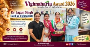 Dr Jagun Singh receiving Vighnaharta Award 2026 from Krishna Guruji for physiotherapy service in Indore